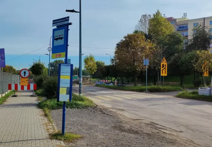 Przystanek autobusowy ZTM przy dworcu PKP w Grabownie Wielkim, z widocznym znakiem drogowym i pasami.