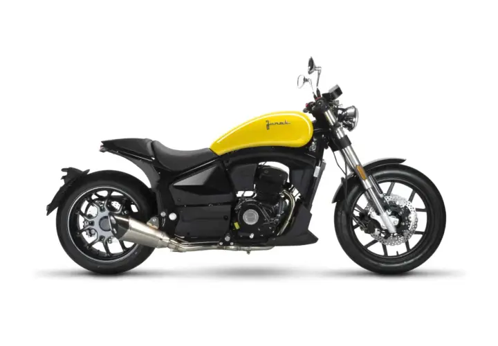 Czarny motocykl do miasta z żółtym bakiem, idealny na miejskie wyprawy.