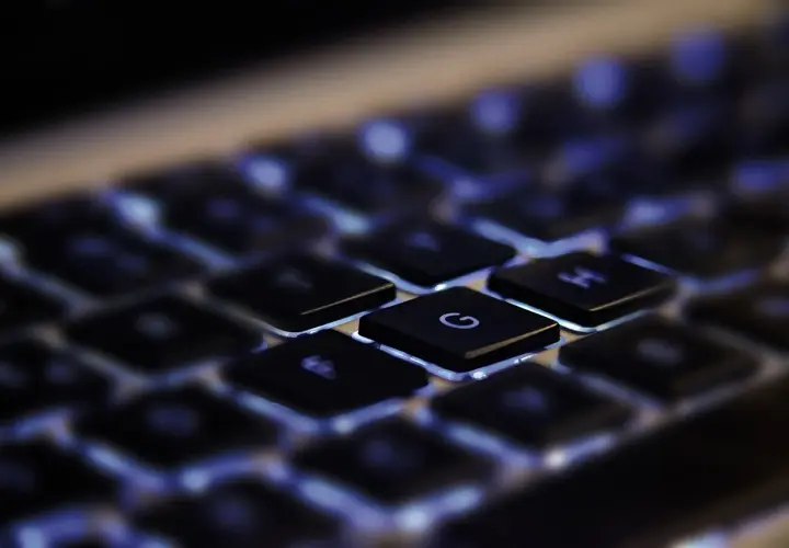 Klawiatura laptopa jak nowa: Jak bezpiecznie i skutecznie ją wyczyścić?