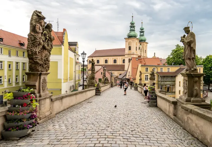Kamienny most z rzeźbami świętych prowadzi do barokowego kościoła w Kłodzku. Spacerując po nim, czujesz klimat Beskidu Kłodzko.