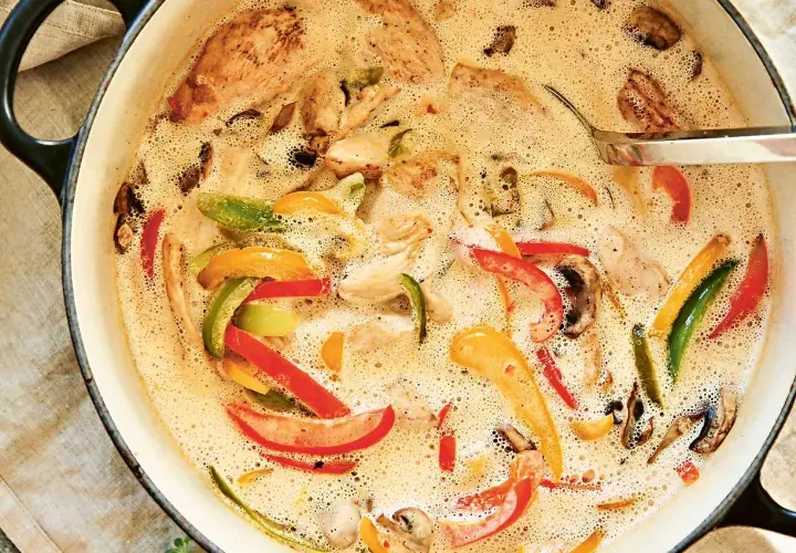 En krämig kycklinggryta med ris, fylld med färgglada paprikor och champinjoner. En härlig måltid som värmer.