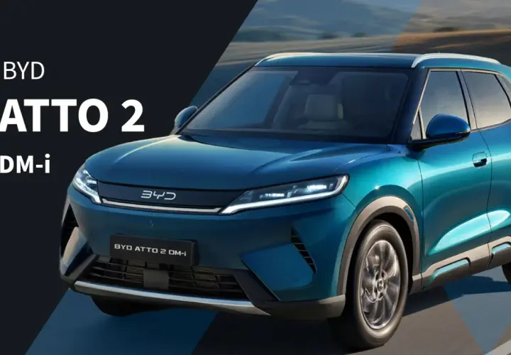 BYD ATTO 2 DM-i, un SUV blu metallizzato che sfreccia su una strada panoramica.