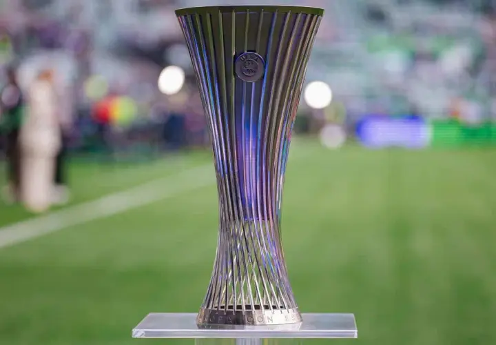 Trofeum Ligi Konferencji Europy UEFA, symbol marzeń wielu drużyn, czeka na swojego właściciela. Kiedy losowanie ligi konferencji, emocje sięgają zenitu.