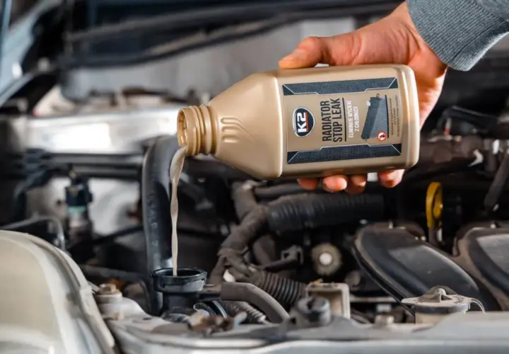 Wlewanie płynu chłodniczego do chłodnicy. Preparat K2 Radiator Stop Leak eliminuje wycieki.