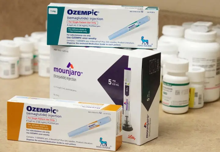 Pudełka leków Ozempic (semaglutyd) i Mounjaro, z widocznymi wstrzykiwaczami.