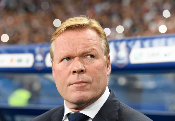 Ronald Koeman, znany z tego, że prowadzone drużyny osiągają sukcesy, z uwagą obserwuje grę.