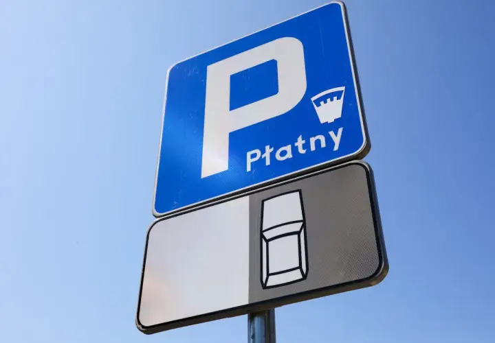 Znak Płatny. Tylko dla tych, kto nie musi płacić za parkowanie, bo to strefa dla pojazdów uprzywilejowanych.