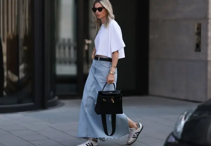 Stylowa spódnica jeansowa maxi, biały crop top i sneakersy – idealne spódnica jeansowa stylizacje do pracy.