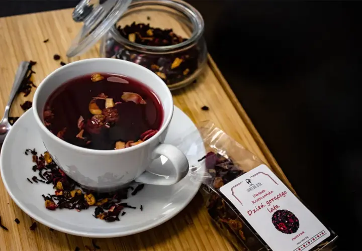 Aromatyczna herbata owocowa w filiżance. Zastanawiasz się, ile kcal ma herbata owocowa? Ta z pewnością jest niskokaloryczna!