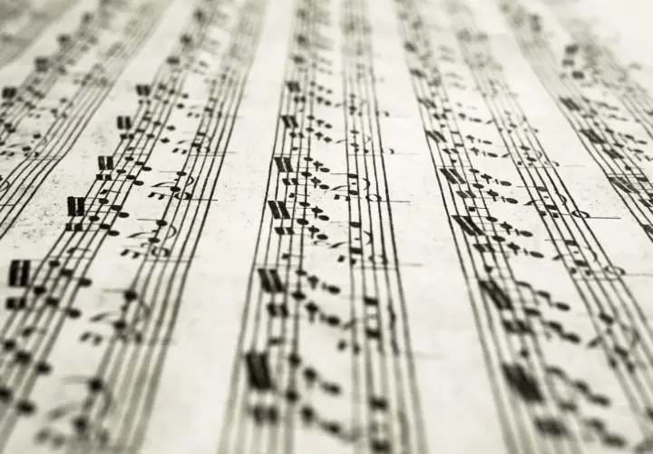 Stara partytura muzyczna z nutami i pięcioliniami.