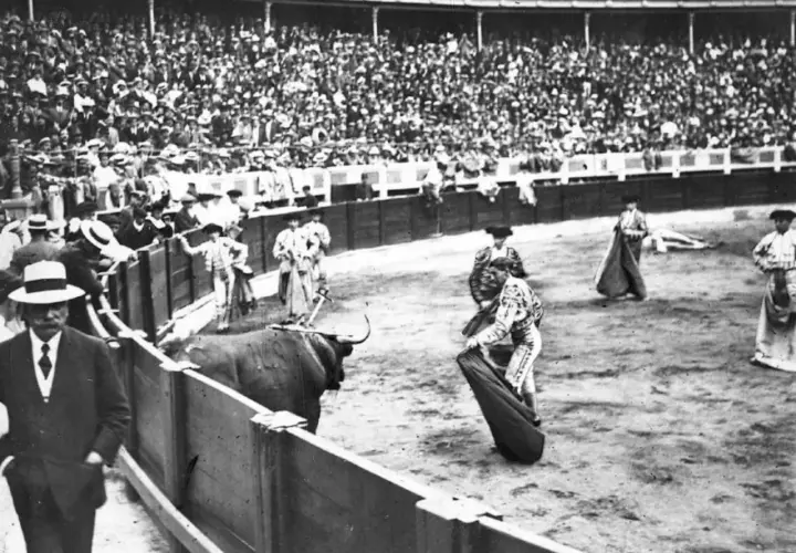 El toro que mató a Joselito el Gallo en la plaza, con público y toreros.