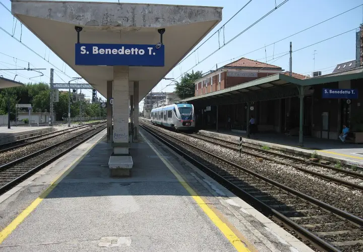 Stazione di San Benedetto del Tronto, con un treno in arrivo. Un viaggio da Rieti a San Benedetto del Tronto.