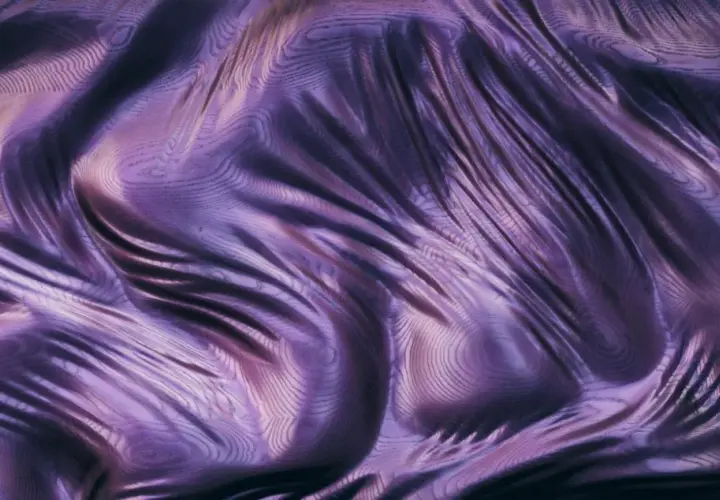 Texture abstraite violette irisée et métallique avec des ondulations et des reflets.