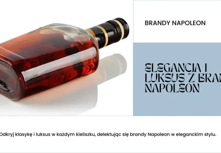 Butelka brandy Napoleon z bursztynowym płynem na białym tle.