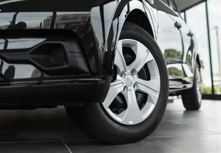Zbliżenie na koło Dacia Duster, pokazujące rozmiar opon i felgi.