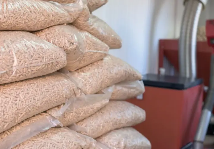 Stos worków pelletu drzewnego. Typowo tona pelletu to ok. 66 worków po 15 kg.