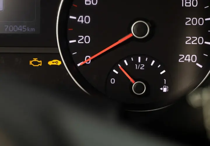 Kontrolka check engine świeci, mimo że auto działa normalnie. Na desce rozdzielczej widać też ikonę kluczyka.