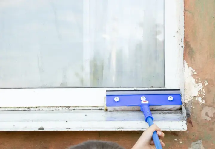Jak skutecznie wyczyścić parapet z blachy ocynkowanej i uniknąć korozji