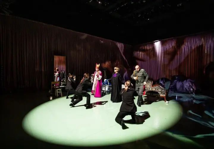 Scena teatralna z postaciami w strojach historycznych i współczesnych. Czy tyle jest teatrów w Warszawie, ile postaci na scenie?