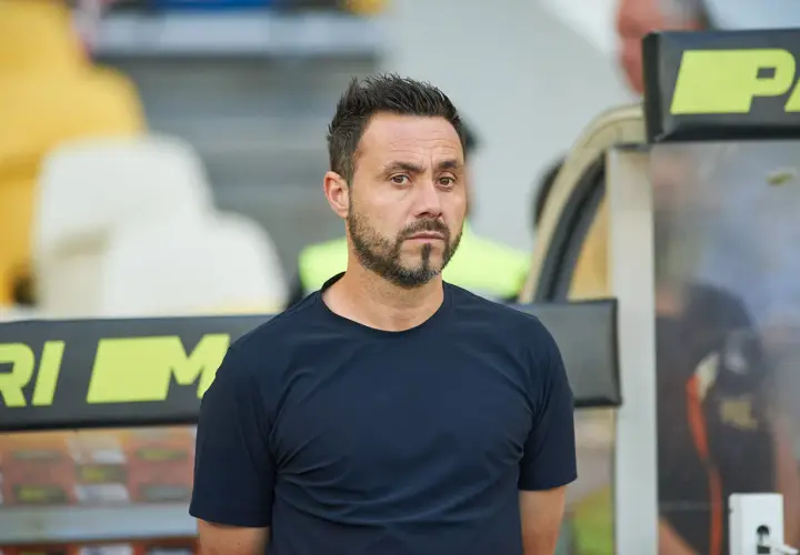 Trainer De Zerbi, bekannt für seine innovative Taktik, blickt konzentriert auf das Spielfeld.