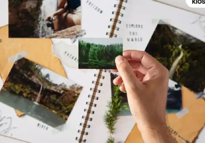 Creando un álbum de recuerdos con manualidades con fotos impresas. Un álbum de recortes con fotos de naturaleza y un paisaje forestal.