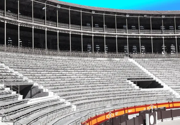 Gradas vacías de la plaza de toros de Alicante, listas para recibir a su aforo.