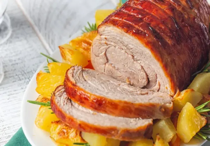 Arrosto succulento con patate al forno e rosmarino, un piatto perfetto per secondi di carne sfiziosi al forno.