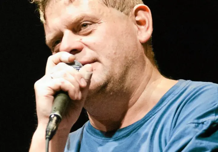 Kazik Staszewski śpiewa, trzymając mikrofon. Jego utwory to klasyka polskiego rocka.