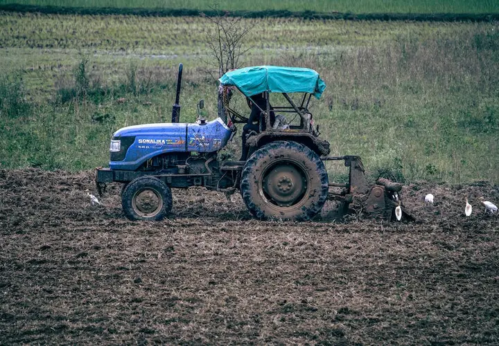 Jaki traktor ciągnik kupić? Poradnik dla rolników
