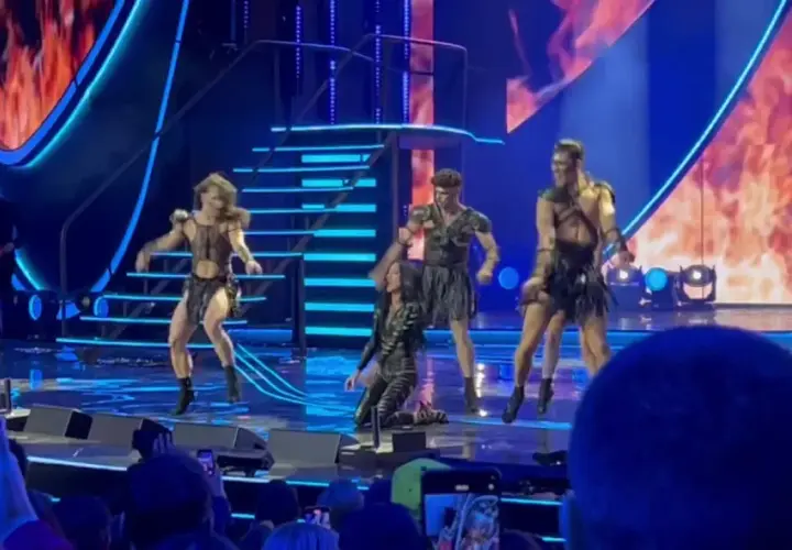 Scena z opery "Diabeł i Kasia", gdzie tancerze w strojach inspirowanych antykiem wykonują choreografię. Antonin, twórca tej opery, z pewnością byłby dumny.