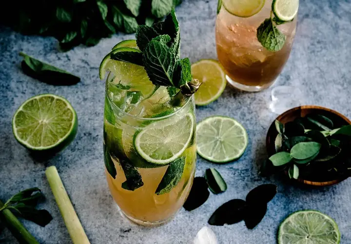 Grant's Tropical Fiesta: orzeźwiający drink z limonką i miętą. Idealny na upalne dni, świetnie smakuje z rumem lub ginem.