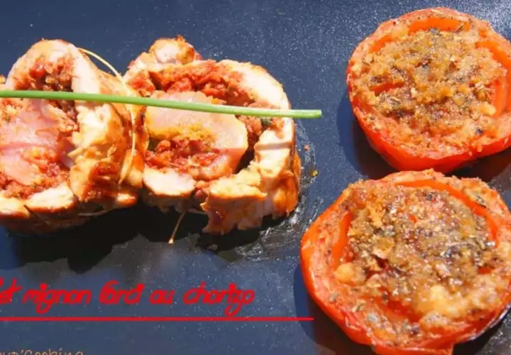 Filet mignon farci au chorizo et fromage, accompagné de tomates rôties. Une recette savoureuse pour un repas gourmand.