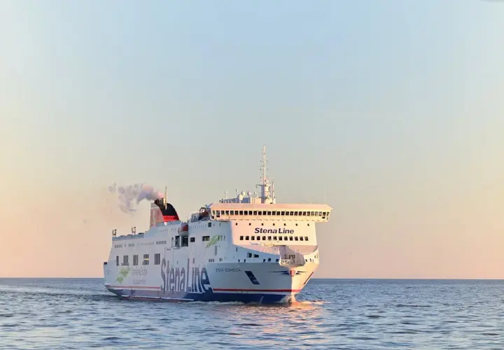 Duży prom Stena Line płynie po spokojnym morzu. Czy na promie sprawdzają walizki?
