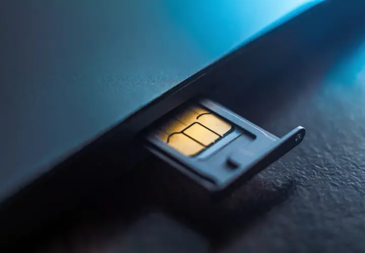Złoty chip karty SIM w wysuwanej tacce telefonu. Idealny do stworzenia duplikatu karty SIM.