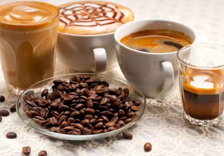 Kawa z mlekiem, espresso i ziarna kawy. Czy kawa z mlekiem tuczy? Zależy od dodatków!
