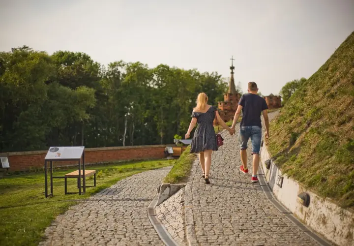 Para idzie ścieżką na Kopiec Kościuszki. Ile się wchodzi, zależy od kondycji, ale widok wynagradza wysiłek.