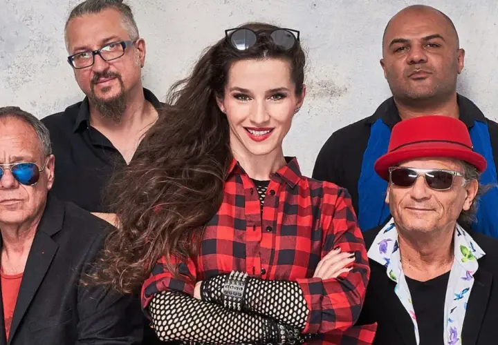 Zespół Maanam w nowym składzie: wokalistka w kratę, gitarzysta w czerwonym kapeluszu i reszta ekipy gotowa na scenę.