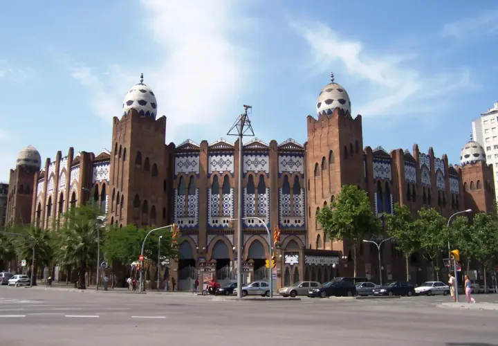 Las plazas de toros en Barcelona, como la Monumental, lucen su arquitectura de ladrillo y cúpulas decoradas.