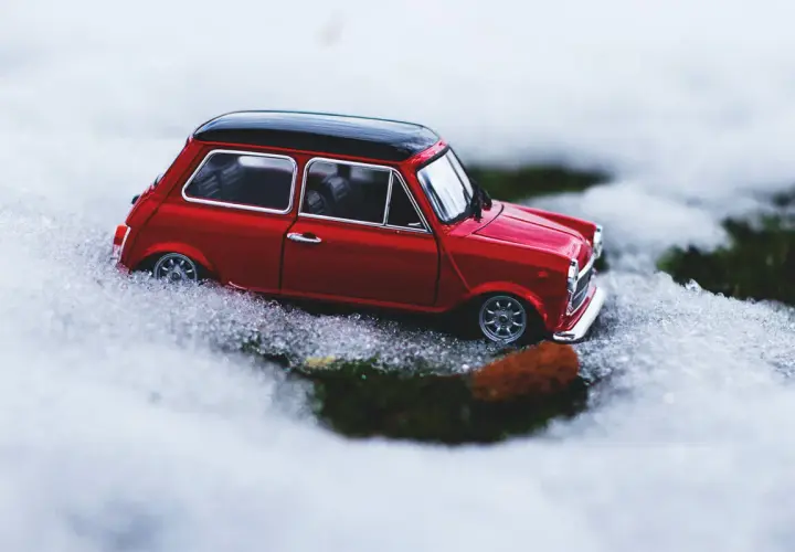 Mini Cooper 1.6 120 cv atascado en la nieve. Parece que este pequeño coche tiene problemas para avanzar en el invierno.