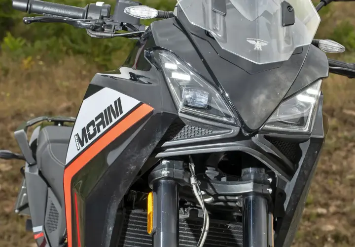 Detalle frontal de la moto Moto Morini X-Cape 650, con su distintivo logo y líneas deportivas. Se aprecian sus faros LED y la horquilla, sin mostrar problemas evidentes.