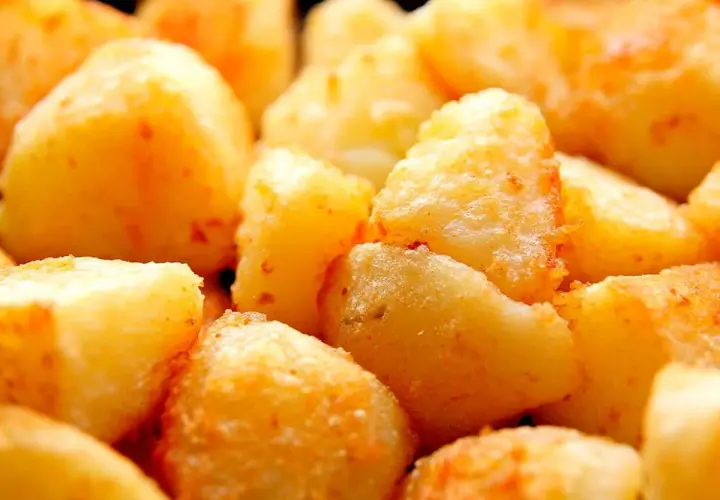 Patatas fritas doradas y crujientes, listas para disfrutar.
