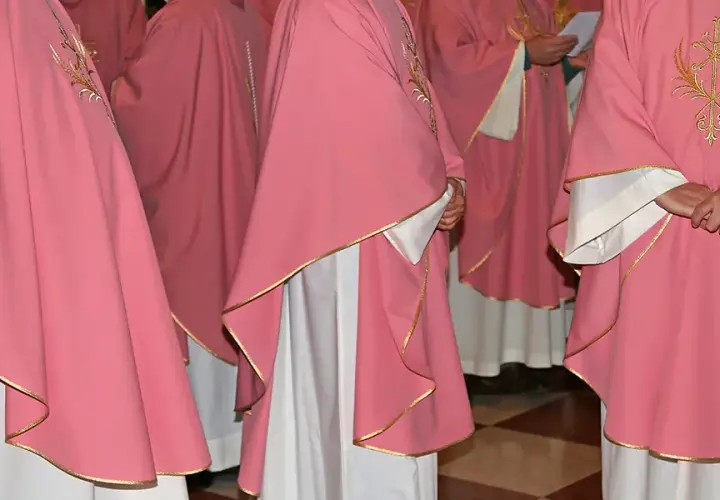 Kolor szat liturgicznych w adwencie: co oznaczają fiolet i różowy