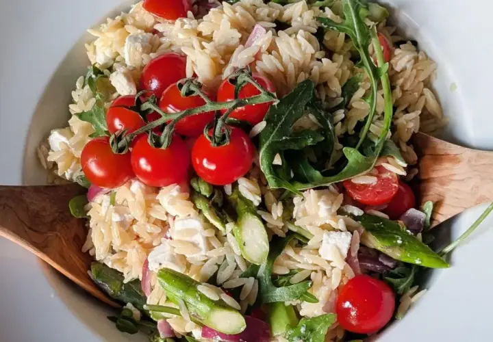 Leckerer Nudelsalat mit Spargel, Kirschtomaten, Feta und Rucola. Ein frischer Genuss!