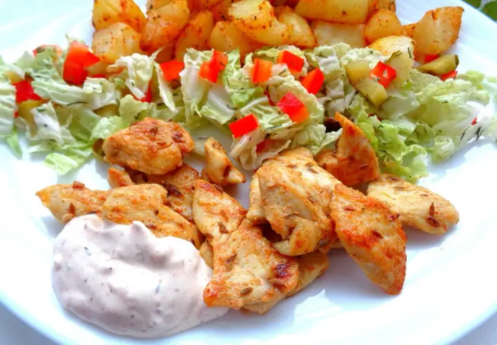 Pyszna shoarma z kurczaka z chrupiącymi ziemniaczkami, świeżą sałatką i kremowym sosem.