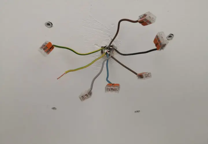 Podłączenie lampy LED 3 kable 12V. Przewody połączone w kostkach, gotowe do montażu.