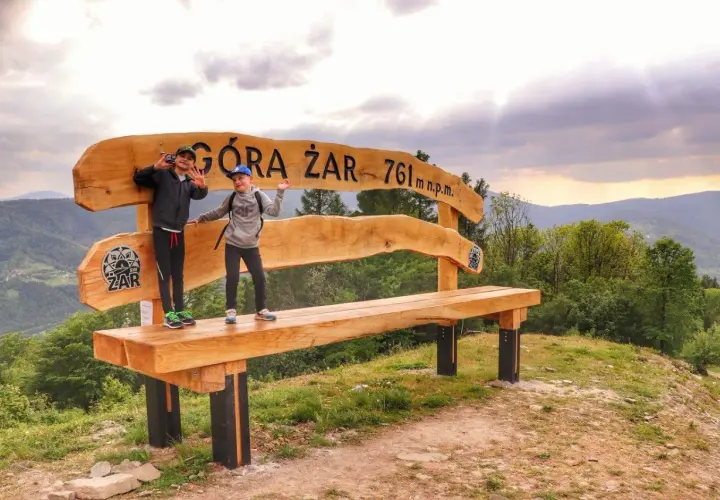 Dzieci cieszą się widokiem na Beskidy z Góry Żar.