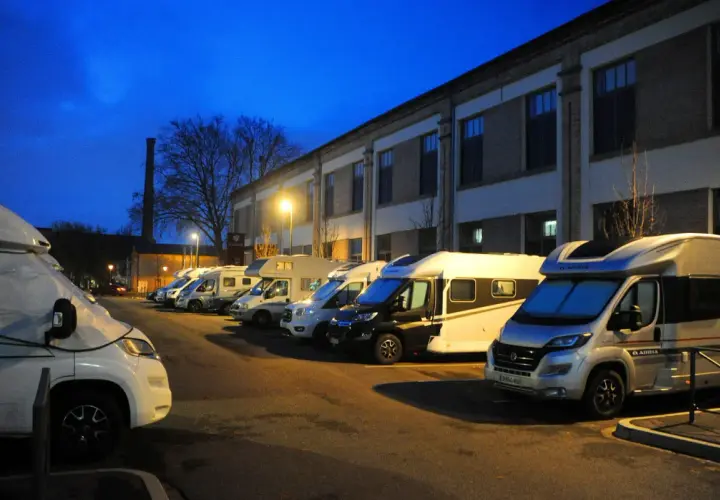 Aire camping-car Strasbourg marché de Noël : plusieurs camping-cars stationnés le soir, prêts pour la visite des marchés de Noël.