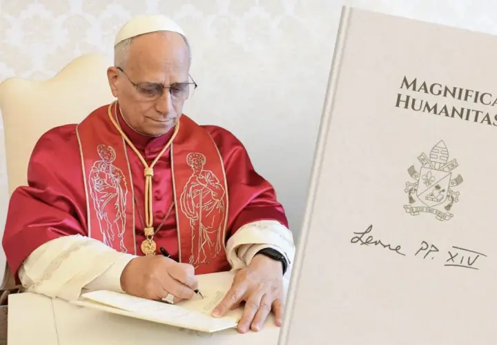 Papież w czerwonej szacie pisze, a obok księga "Magnifica Humanitas". Jego sumienie kieruje pióro.