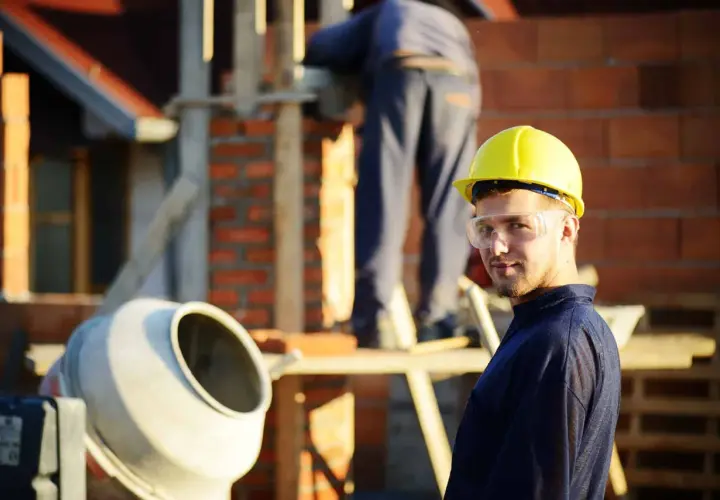 Ile betonu z betoniarki 150 litrów? Praktyczne zastosowania i porady