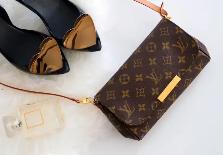 Elegancka torebka Louis Vuitton z monogramem, buty z sercami i perfumy. Jak rozpoznać oryginał? Detale i jakość wykonania.